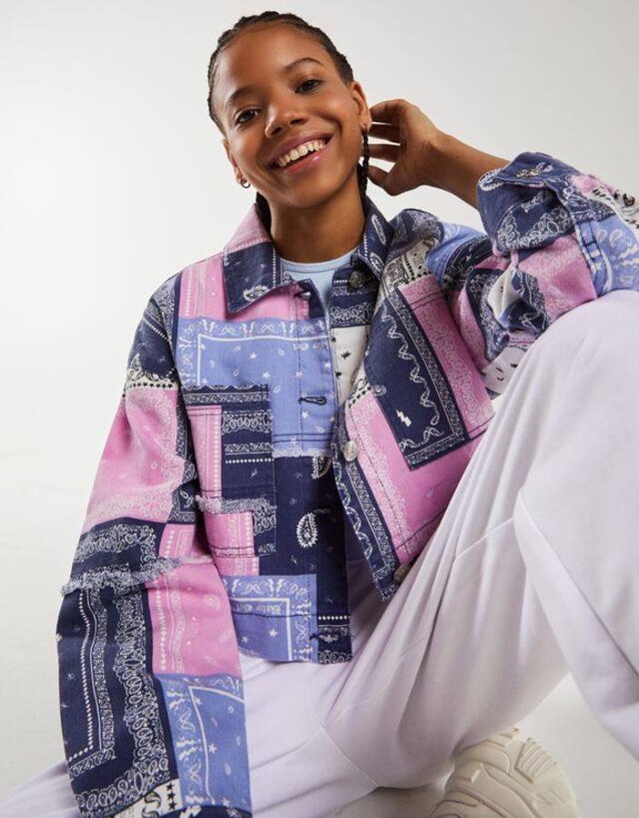 Cazadora corta estampada, de Bershka (25,99 €).