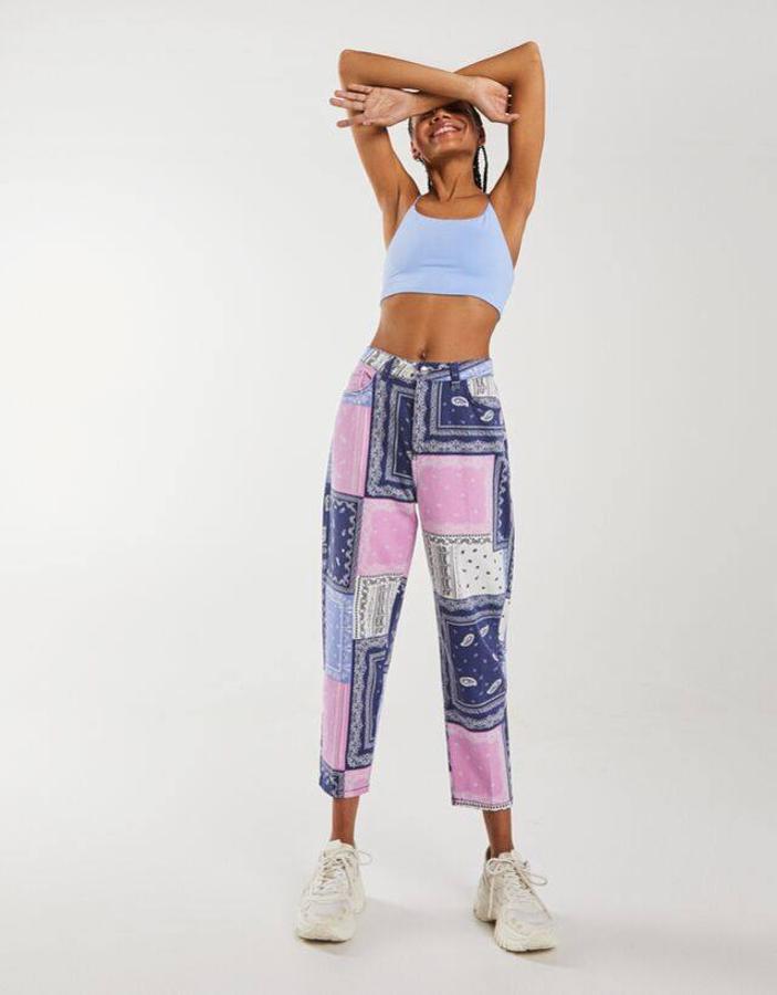 Pantalón de sarga de corte mom con efecto patchwork, de Bershka (22,99 €).