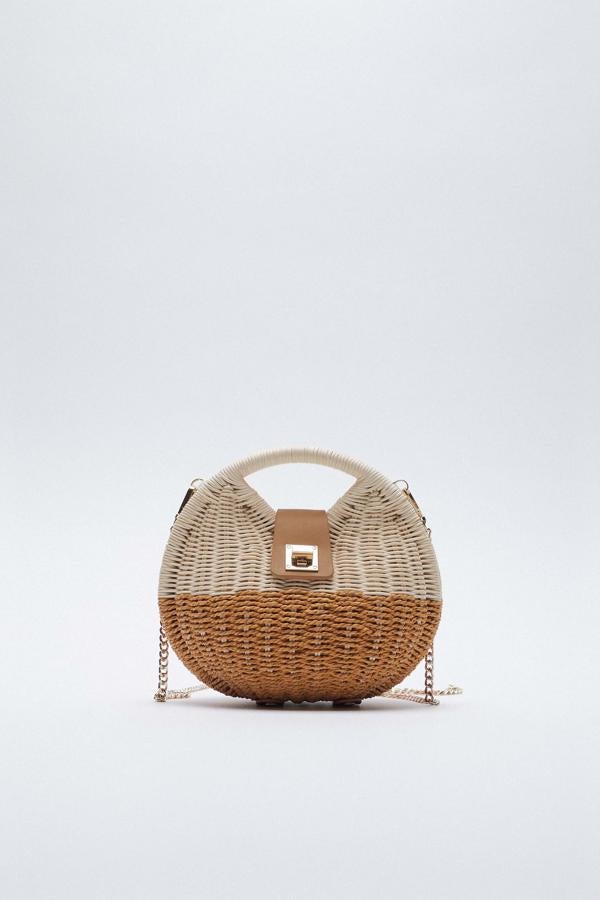 Bolso de rafia con asa circular de la nueva colección de primavera de Zara (29,99 euros)
