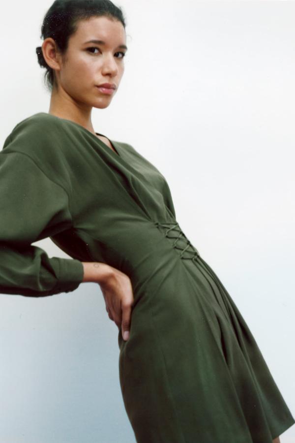 Vestido de color verde con cordón en la cintura de la nueva colección de Zara (29,99 euros)