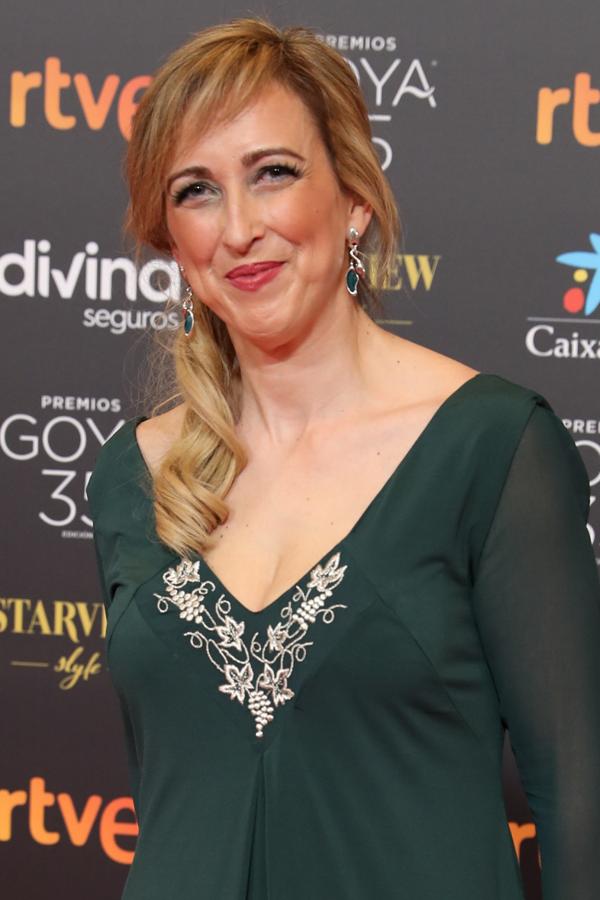 Ana María es la enfermera que ha estado en primera línea de la lucha contra la pandemia del coronavirus y que, en nombre de todos sus compañeros sanitarios, entregó anoche el Goya a la Mejor película a Las niñas. Y nos has encantado su peinado, un recogido lateral con las ondas marcadas que la he hecho Lorena Morlote para René Furterer.