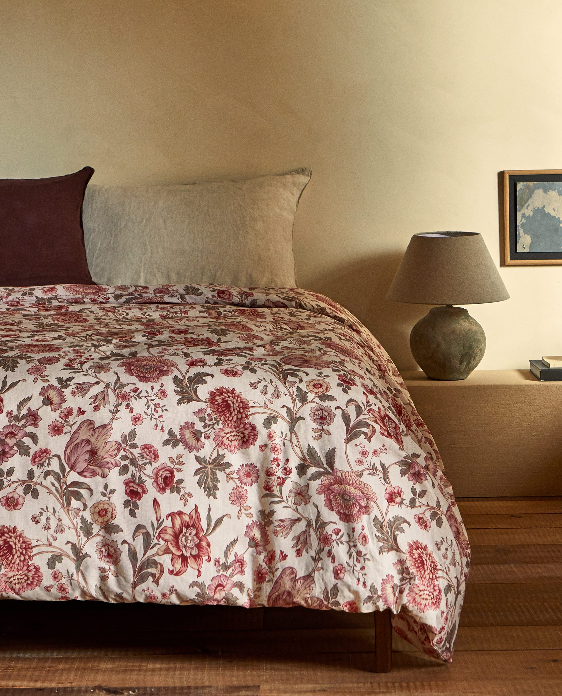 Esta funda de edredón nórdico con estampado floral en tonos rosas y rojos está rebajada en los Special Prices de Zara Home de 39.99 a 29.99 euros (para varios tamaños de cama).