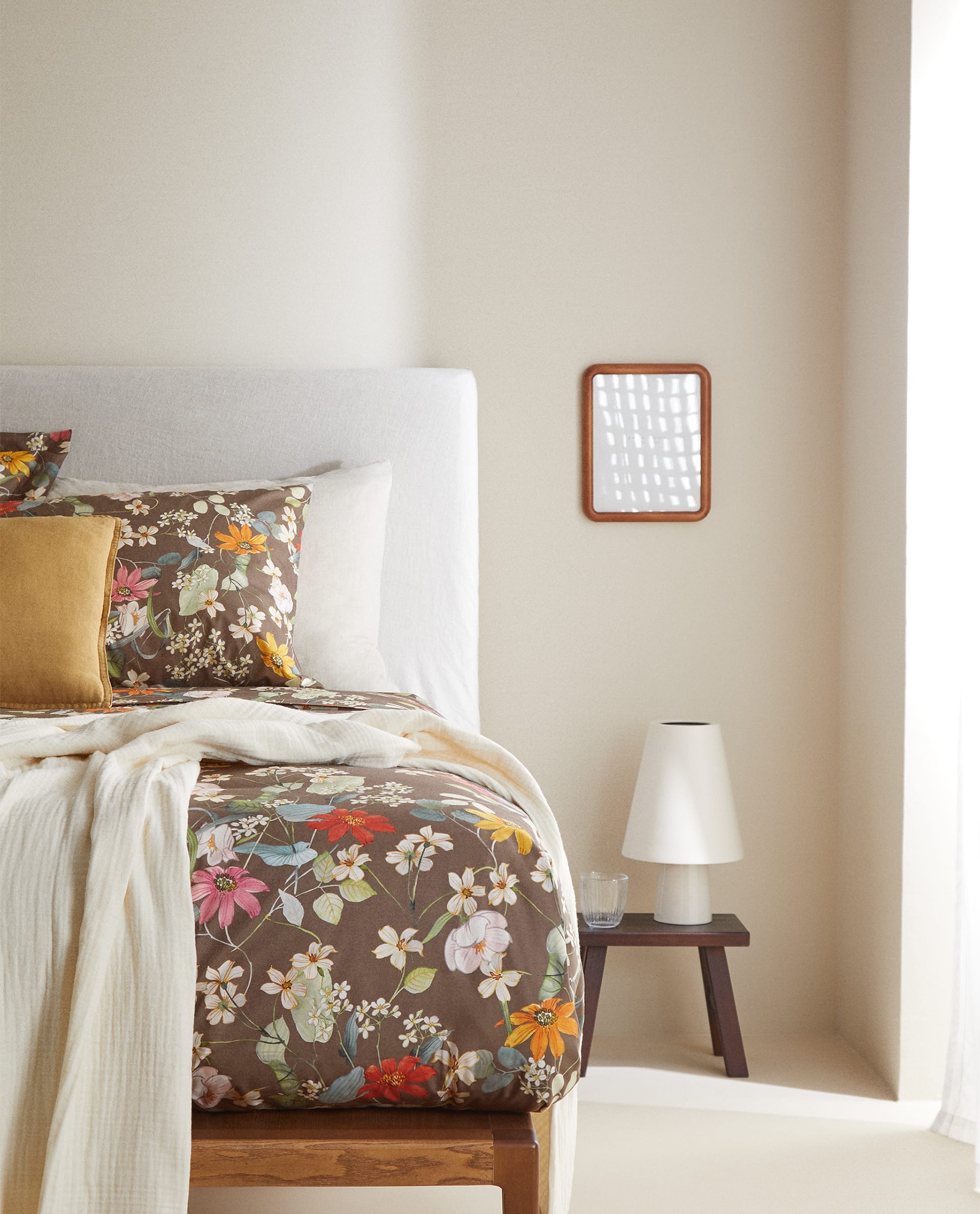 Las flores y los colores alegres inhundan el dormitorio con las propuestas de Zara Home. En los Special Prces encontramos este juego de sábanas con maxi estampado de flores rebajado de 39.99 a 29.99 euros.