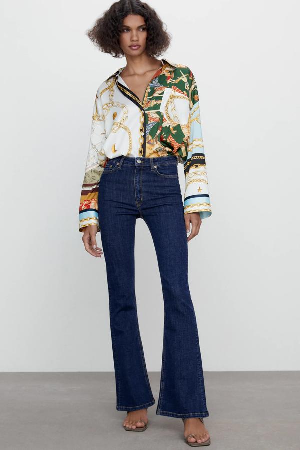 En color azul oscuro, estos pantalones flare de tiro alto y efecto skinny cuentan con tejido de efecto lavado y tienen un precio de 29,95. Son de Zara.