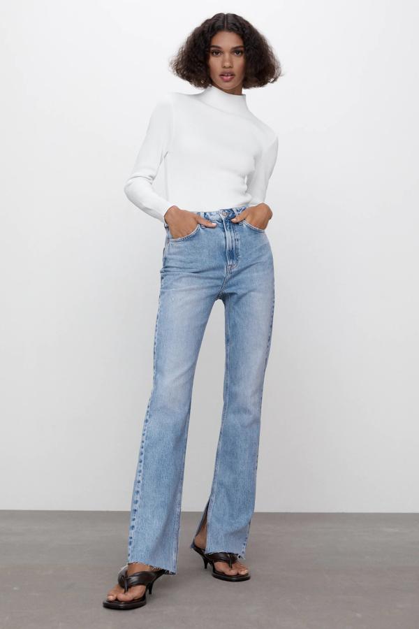 Con algunas de sus tallas agotadas a la espera de que se repongan, estos jeans de tiro alto y bajo acabado con evasé cuentan con cinco bolsillos y tienen un precio de 25,95. Son de Zara.