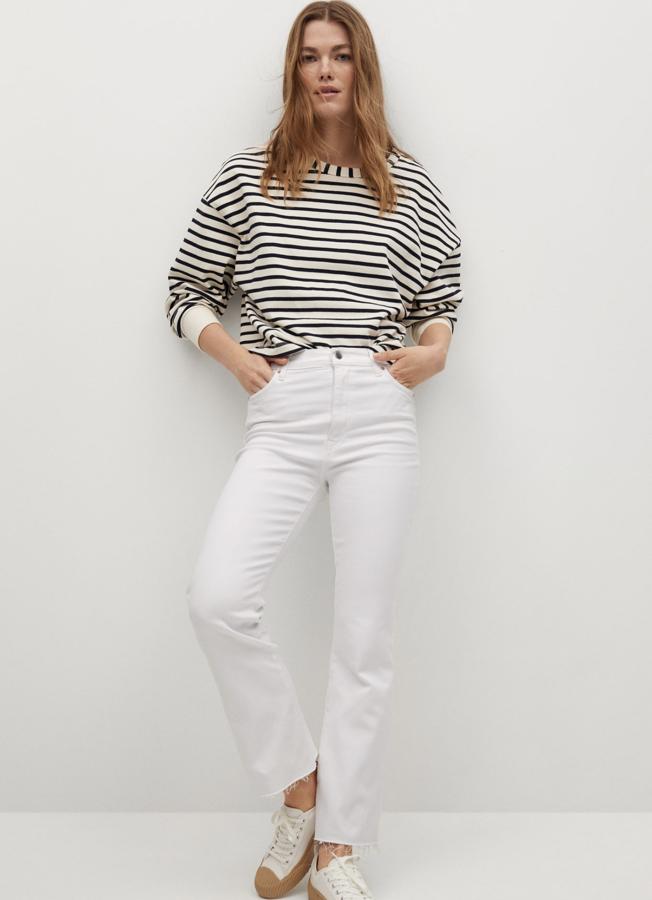 Disponible en varios colores, estos jeans estilo flare blancos cuentan con diseño crop y cinco bolsillo. Su precio es de 29,99 euros y son de Mango.