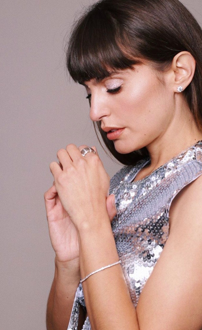 Corte de pelo midi y el flequillo recto que todas las famosas quieren. Otro de nuestros looks de belleza favoritos de los Premios Goya 2021 es este que ha llevado Verónica Echegui. Una apuesta segura.