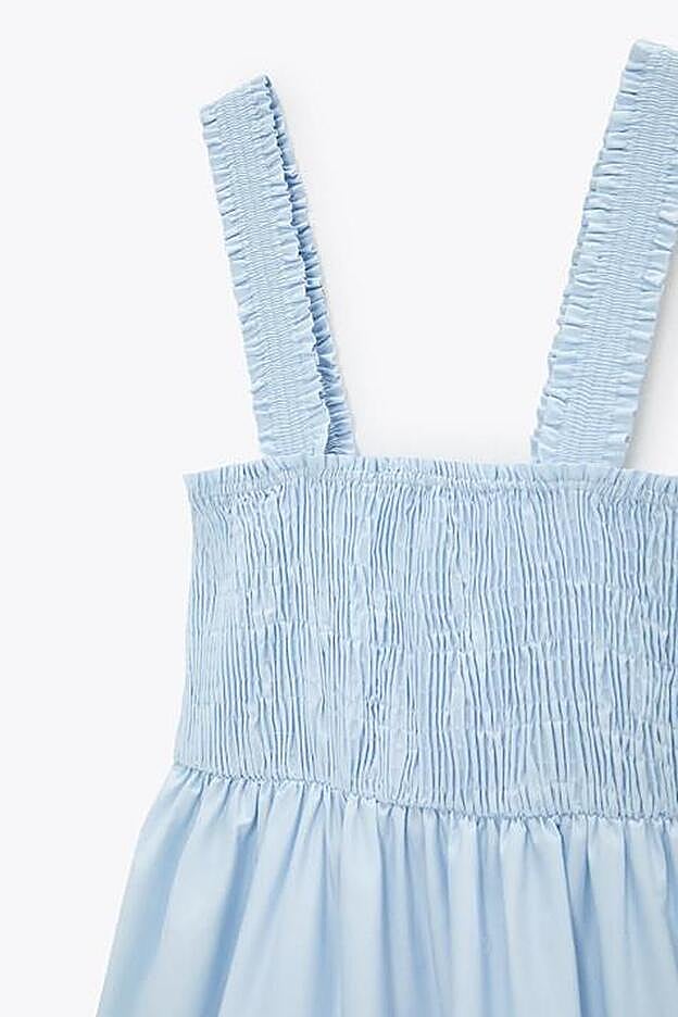 De corte midi y con tirantes anchos, este vestido súper barato de Zara sienta de maravilla y te dará mucho juego.