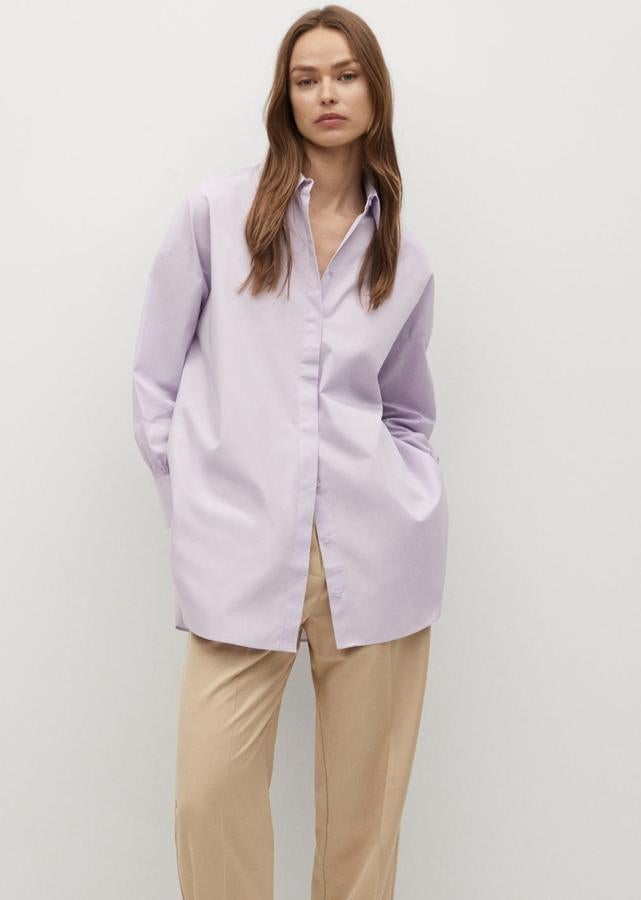 En color morado pastel, esta camisa oversize confeccionada en 100% algodón cuenta con diseño recto y cierre de botones oculto. Tiene un precio de 25,99 euros.