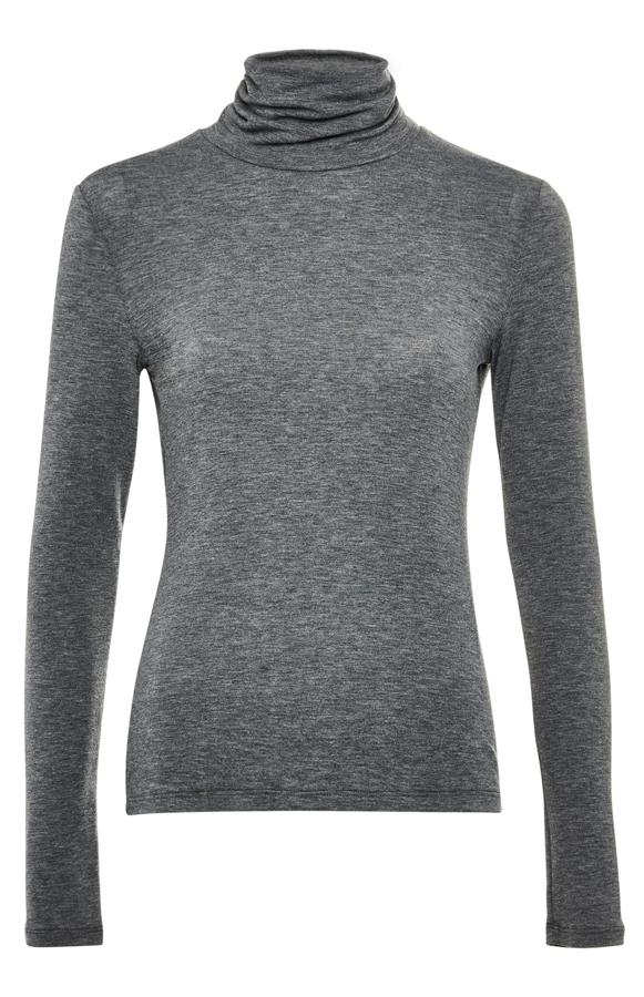 De cuello vuelvo y en color gris marengo, esta suave camiseta de manga larga tiene un precio de 10 euros.