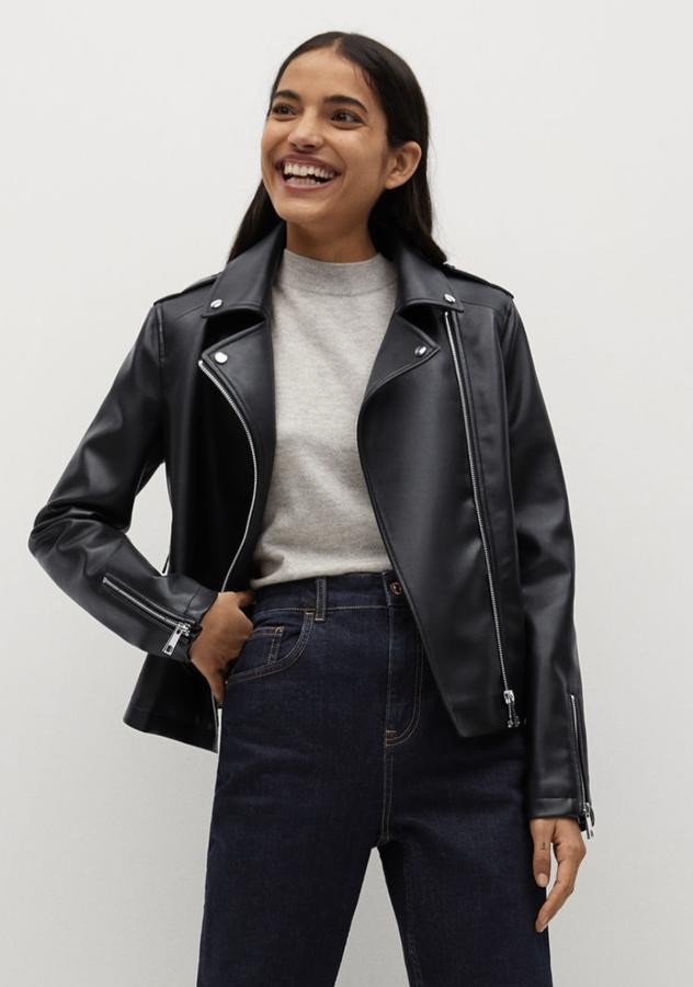 En color negro, esta cazadora biker con cremalleras en los puños y bolsillos laterales tiene un precio de 39,99 euros.