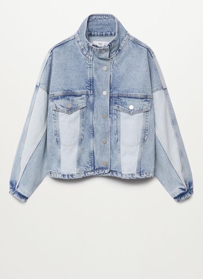 Con inspiración años 90, esta cazadora de algodón con diseño oversize cuenta con paneles en contraste en tonos azules y manga larga con puños elásticos. Con cuello alto, tiene un precio de 39,99 euros.