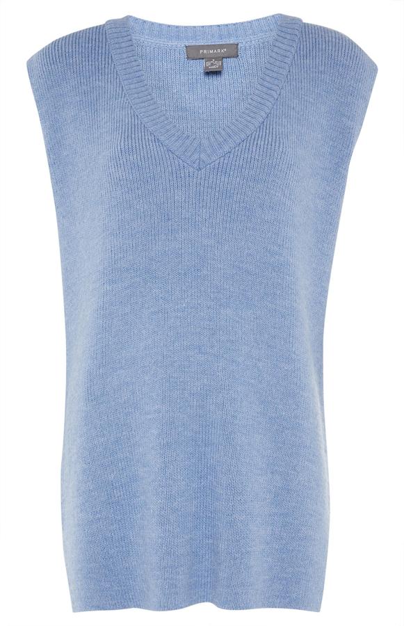 Con cuello de pico y en un favorecedor color azul, este suave chaleco de punto con diseño largo tiene un precio de 16 euros.