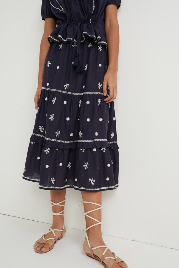 En color azul marino y con bordados y detalles de espejos, esta falda larga con vuelo y goma en la cintura tiene un precio de 25,99 euros.