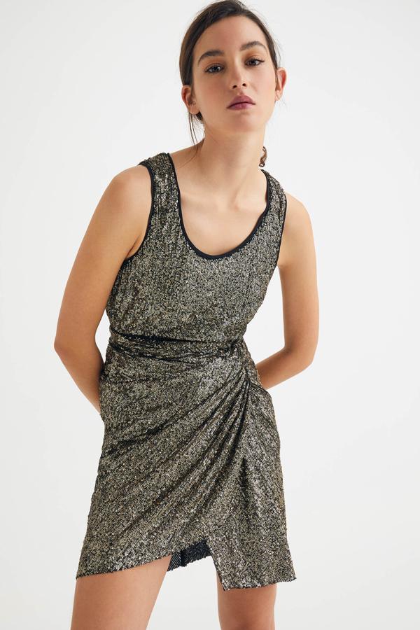 Con tenido de lentejuelas en tono verde, esta falda de corte mini y cierre trasero mediante cremallera cuenta con fruncido en un lateral y tiene un precio de 29,99 euros.