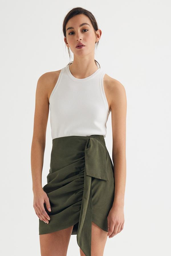 En color verde, esta falda mini con fruncido en un lateral y talle alto tiene un precio de 19,99 euros.