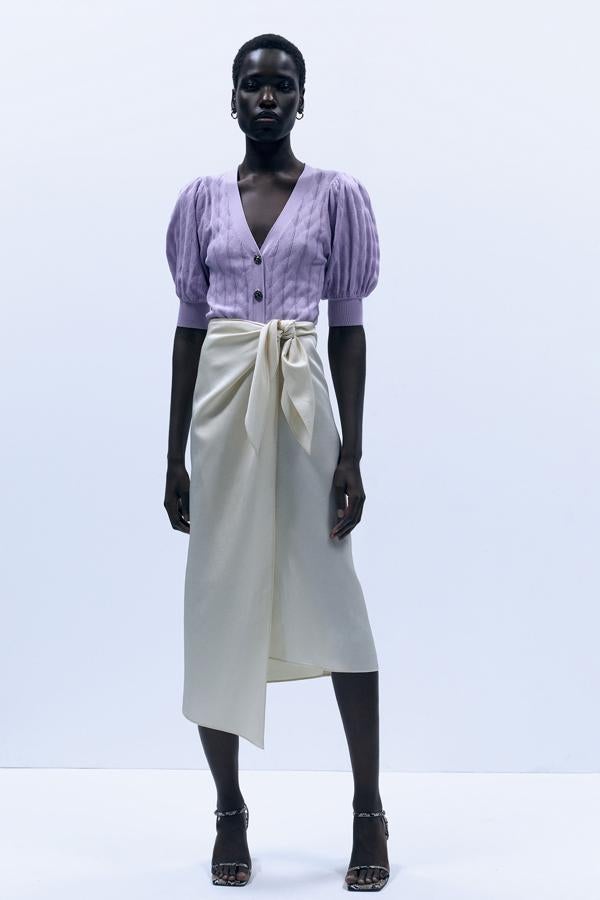 En color crudo, esta falda tipo pareo con nudo en la parte delantera cuenta con cremallera en la parte trasera y tiene un precio de 39,99 euros.