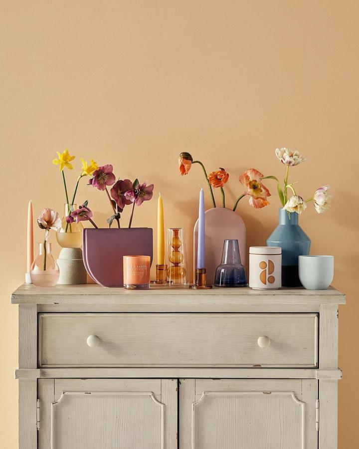 Crea un rincón lleno de primavera con flores y adornos (jarrones, velas...) de colores. Nos encanta cómo se combinan todos los tonos en esta elegante propuesta que hemos fichado en la cuenta de Instagram de Amazon Home.