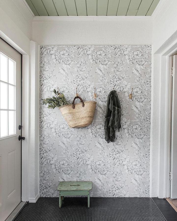 Un detalle tan sencillo como empapelar una de las paredes de tu recibidor conseguirá transformar por completo el espacio. ¿Y qué nos decís del detalle de la cesta con plantas? ¡Ideal!