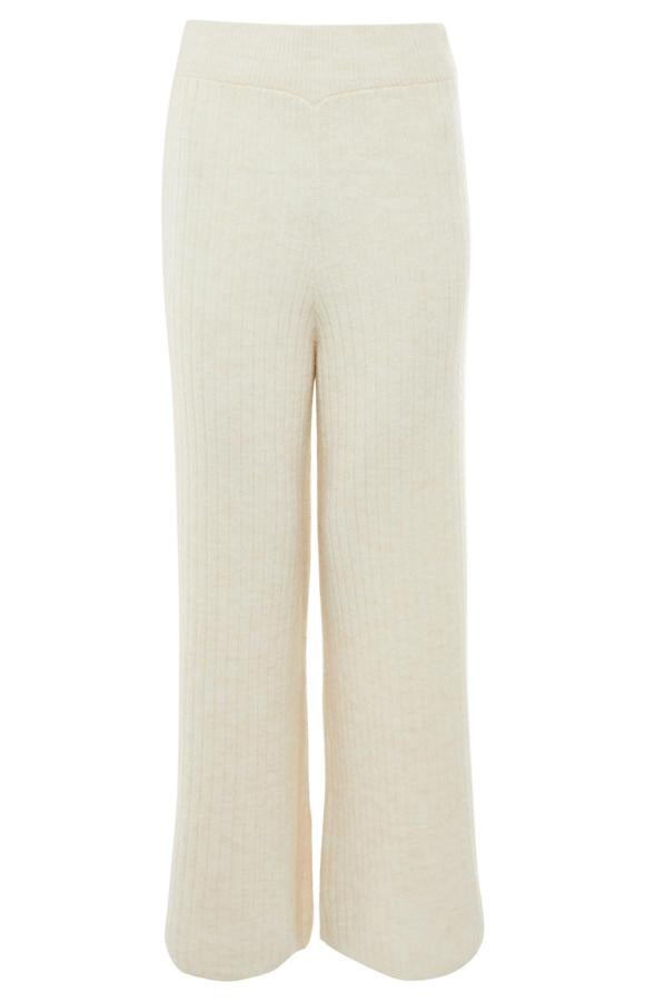 Estos pantalones de punto de canalé en color crema cuentan con cintura elástica y tienen un precio de 16 euros.