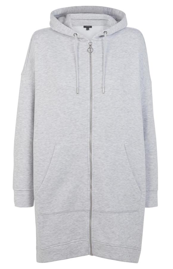 Esta sudadera larga en color gris claro cuenta con capucha con cordones y cremallera en la parte delantera. Tiene un precio de 18 euros.