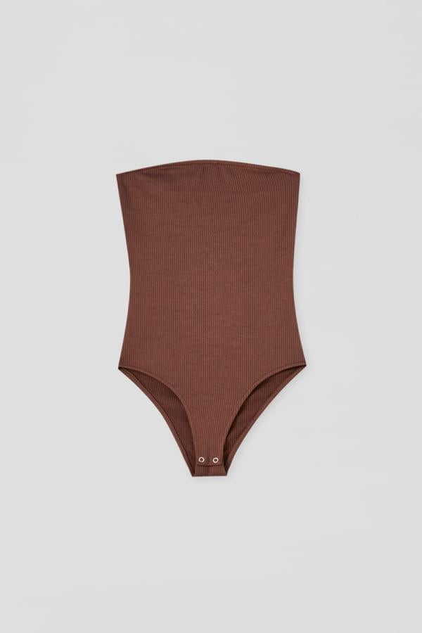 Top con escote palabra de honor en canalé de color marrón de Pull & Bear (12,99 euros)