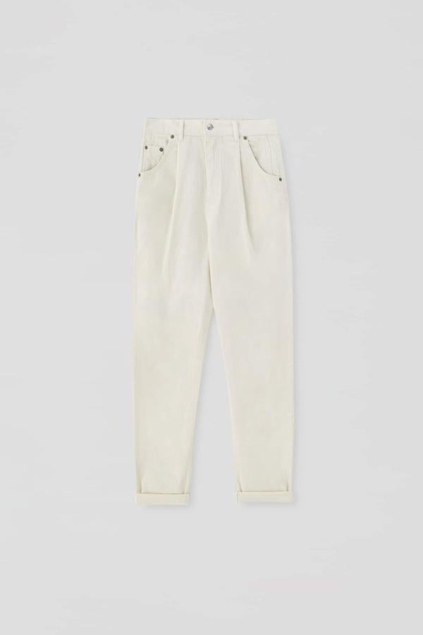 Pantalón de corte "mom" en color crudo de la nueva colección de primavera de Pull & Bear (19,99 euros)