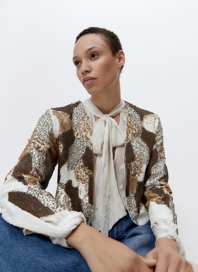 Esta chaqueta con bordados joya elevará tus looks de primavera más especiales. Cuesta 199 euros en Uterqüe.