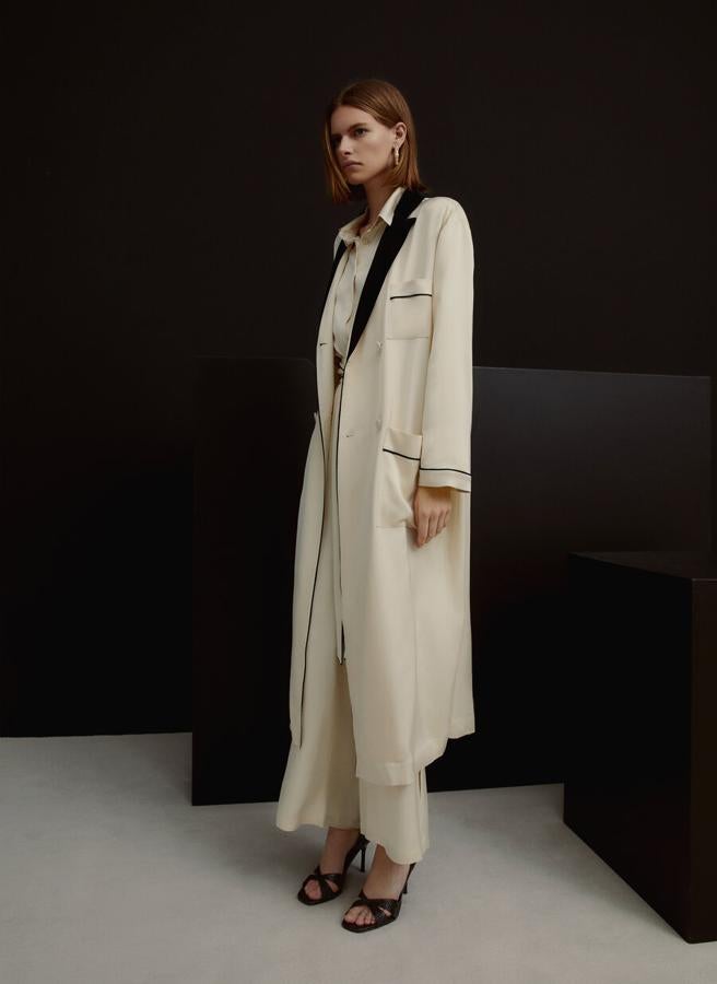 De este impecable  look pijamero con kaftán de Uterqüe  (129 euros) ya te hemos hablado porque nos tiene completamente enamoradas...