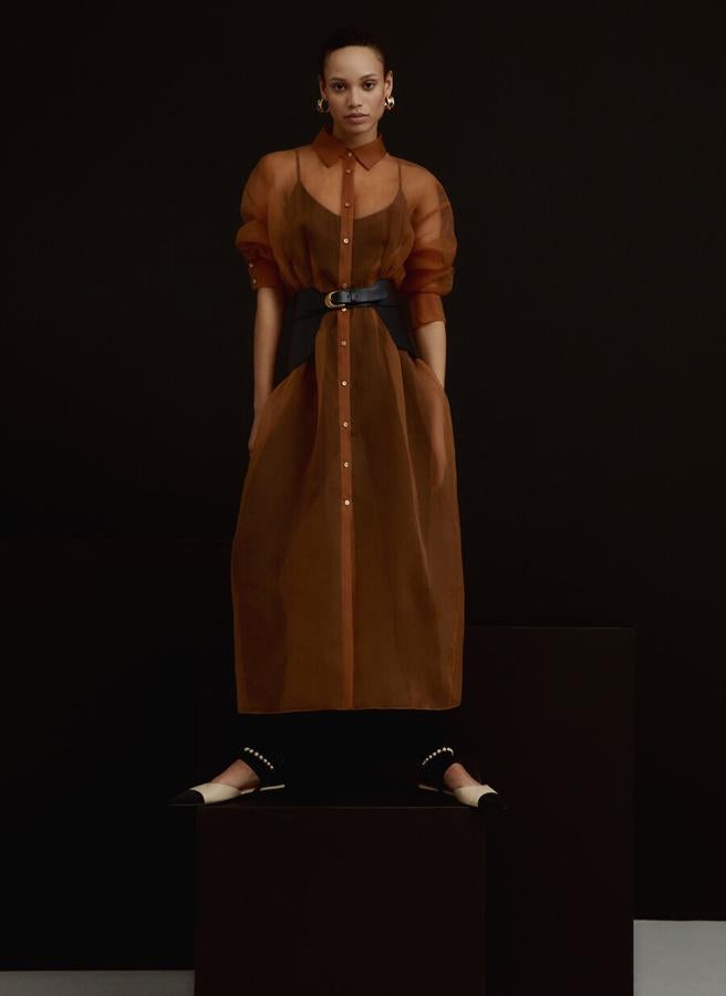 Esta sobrecamisa de organza de Uterqüe puede llevarse también como un sensual vestido. Cuesta 99 euros y te convertirá en el centro de todas las miradas.