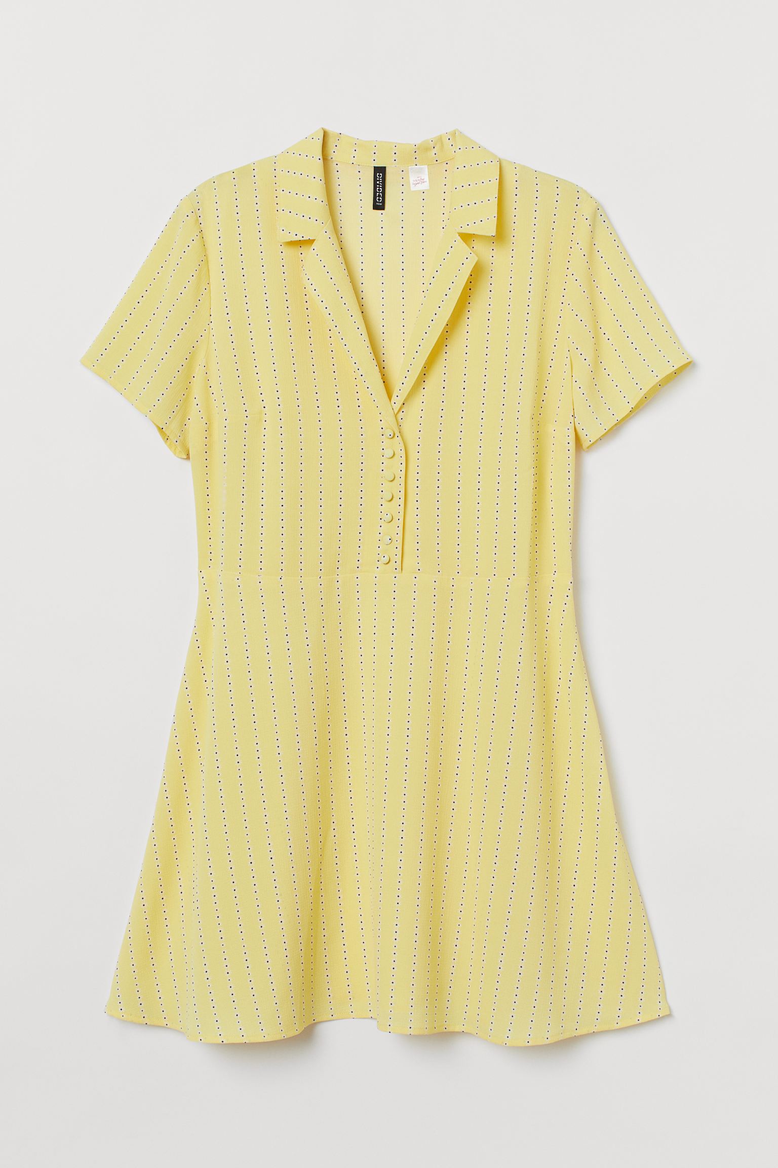 La nueva colaboración de H&M con To All the Boys nos ha dejado este vestido mini tipo polo en color amarillo que queda mejor que un vaquero. Un capricho de los bonitos y de los baratos. (Sí, solo cuesta 9,99 euros).