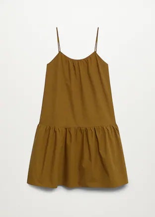 Y entre mangas largas y cortas, se cuelan los tirantes con este bonito vestido fluido y acampanado de Mango. (25,99 euros).