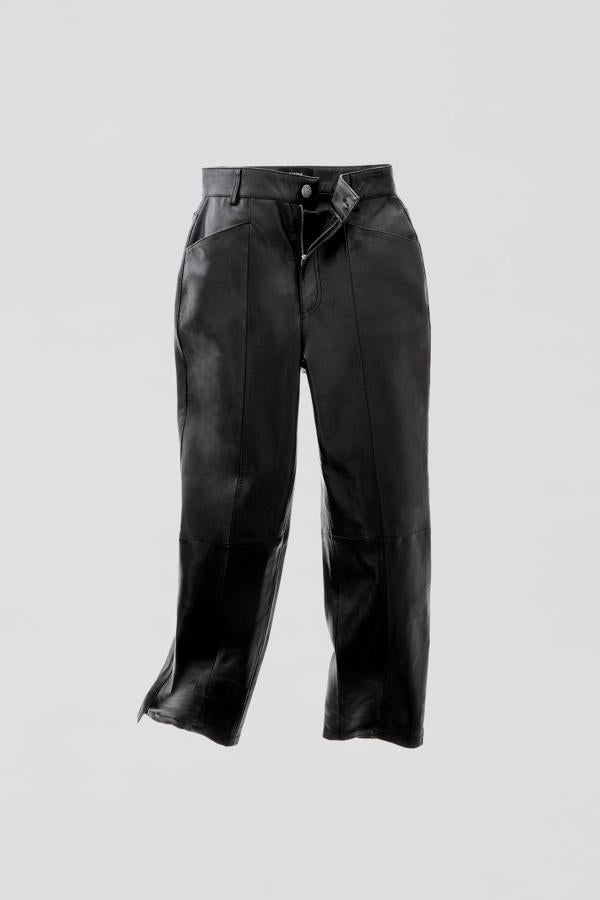 Pantalón de piel en color negro de la nueva colección de primavera de Pull & Bear (69,99 euros)