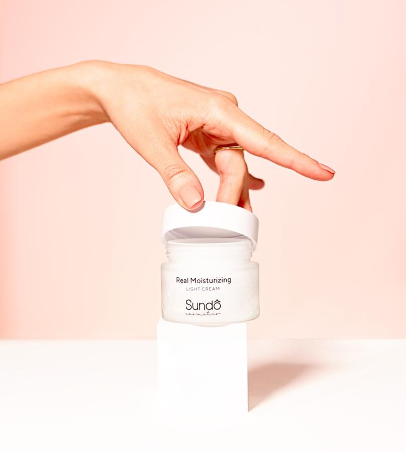 Formulada con Pantenol y Vitamina E, como agentes regeneradores y Ginseng Coreano, Adenosina y Colágeno Hidrolizado como potentes activos anti-edad. Mientras que el Ácido hilurónico y Beta Glucano aseguran una restauración completa de la hidratación, y la Niacinamida aporta luminosidad y mejorarel tono de la piel. Precio actual: 34,91 euros