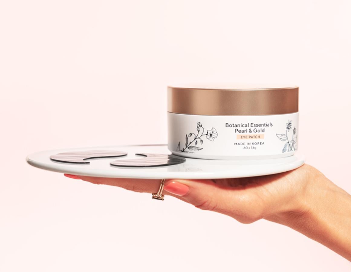 Acción instantánea y concentrada, que minimiza ojeras, bolsas, líneas de expresión y signos de cansancio tras solo un uso. Hidrata, ilumina y revitaliza el contorno de los ojos. Tras su uso, la piel queda tersa, más lisa y suave, las ojeras se suavizan y las bolsas se desinflaman. Precio actual: 39,99 euros el envase de 60 unidades