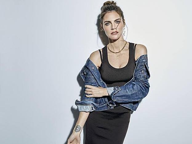 Vestido de punto, de Hermès; cazadora de Dolce & Gabbana; pendiente y colgante tiburón de Aliita; y cadena de Rita and Co para Es Fascinante. Moño messy con mechones sueltos en los laterales.