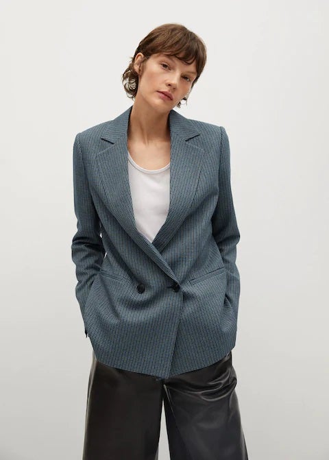 Blazer oversize en azul oscuro para llevar de aquí al final de la primavera tanto para ir a la oficina como para cualquier ocasión. En Mango por 49,99 euros.