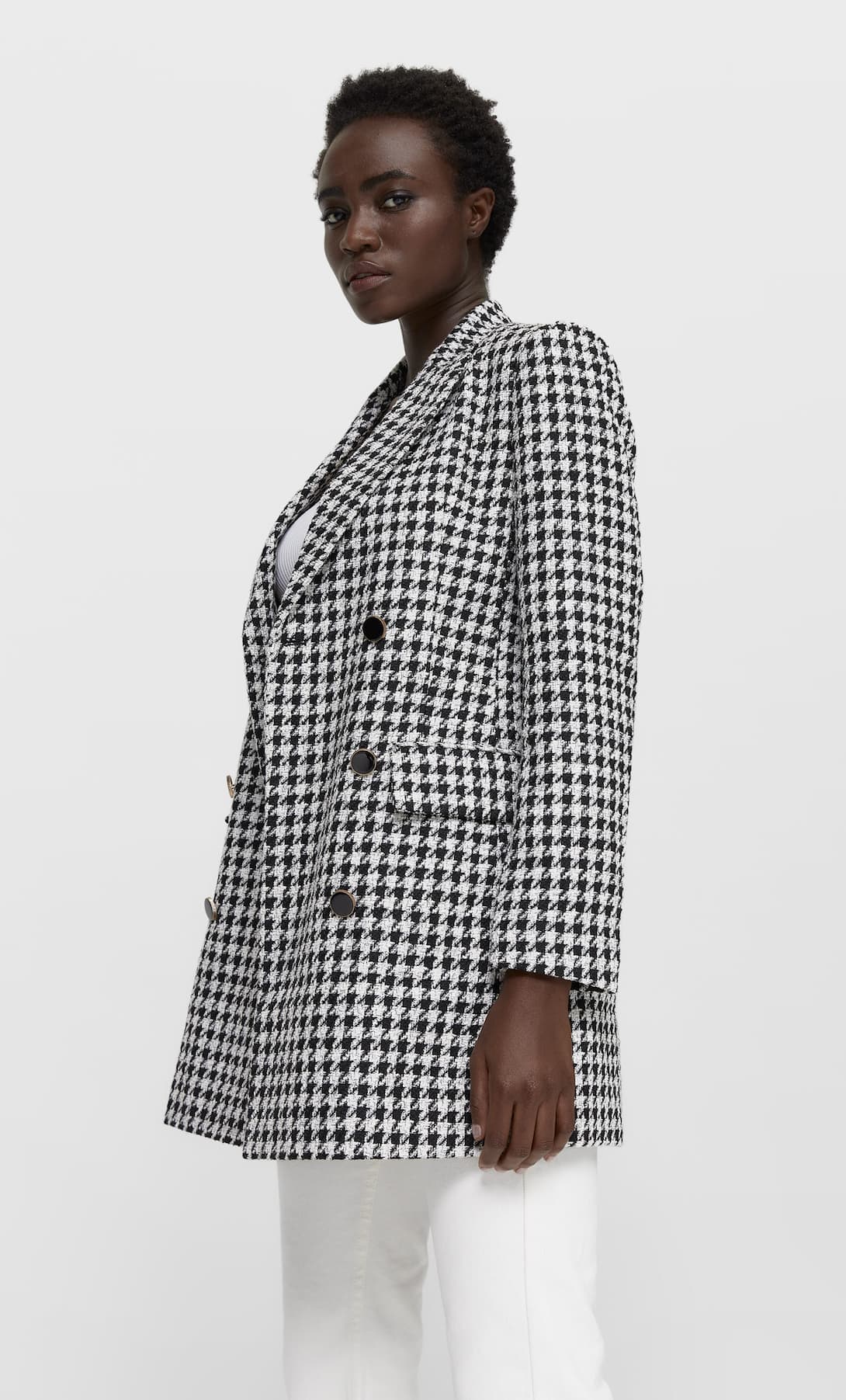 Acierta con la pata de gallo en blanco y negro que combina con absolutamente todo. En lo nuevo de Stradivarius por 35,99 euros.