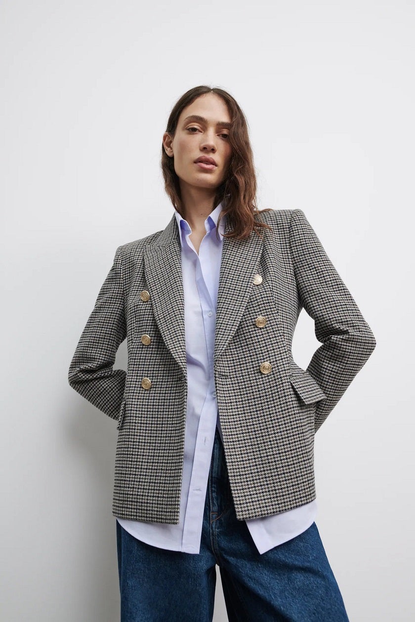 Ríndete a la pata de gallo clásica y vintage con esta blazer de Zara con estampado de cuadros que triunfa entre las influencers. ¡Está agotada y con lista de espera! (49,95 euros).
