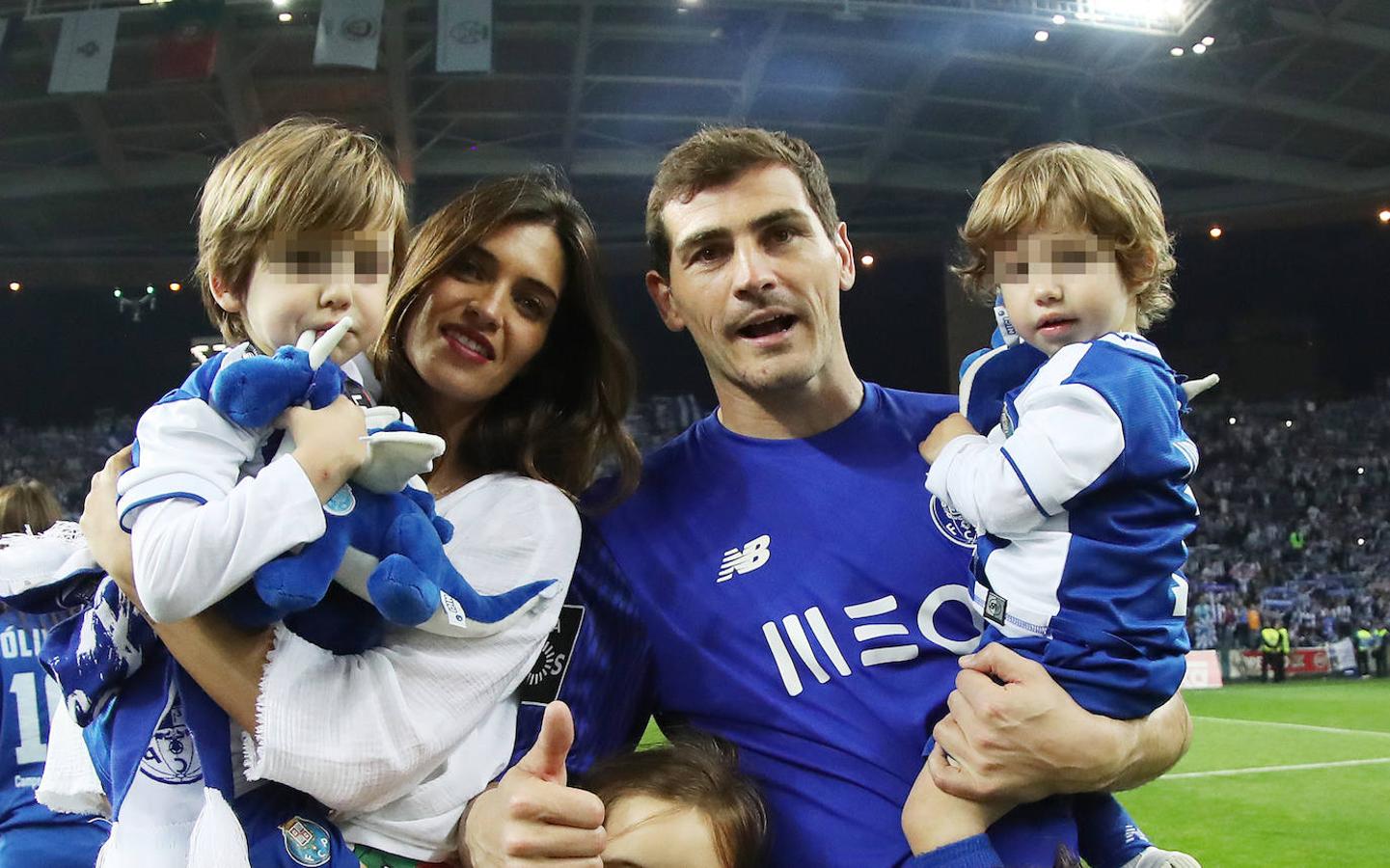 Fruto del matrimonio nacían Martín (7 años) y Lucas (4 años). Su preocupación tras la separación es que los pequeños no noten el cambio. De ahí que seguramente sigamos viendo a la ex pareja juntos en muchas ocasiones y que el portero se haya buscado una casa cerca de la vivienda familiar.