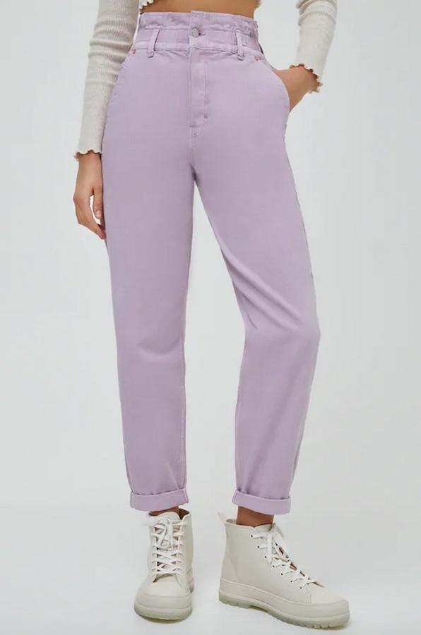 Diseño paperbag para estos vaqueros con cintura elástica, bajos recogidos y cierre de botón y cremallera. Podemos encontrarlos entre las tallas 32 y 42 por 19,99 euros.