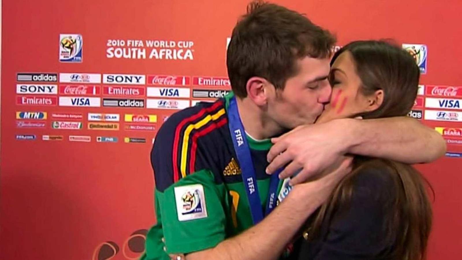 Iker y Sara se conocieron en la Copa Confederaciones de 2009, pero no fue hasta febrero de 2010 cuando comenzó su relación. En el beso de Iker a Sara durante el Mundial de Sudáfrica sorprendió a todos, incluida la periodista que no sabía qué hacer. Fue un momento entrañable y que pasará a la posteridad..
