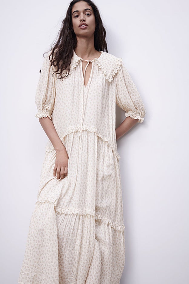 Vestido camisón de flores disponible hasta la talla XXL en Zara.