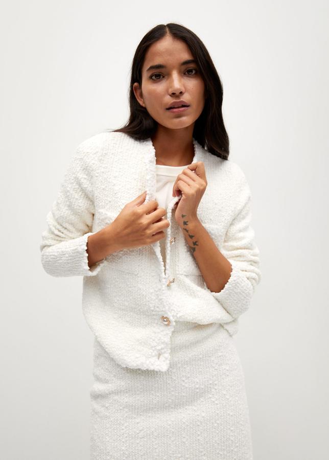 Chaqueta blanca corta con botones en forma de perla de Mango (29,99 euros)