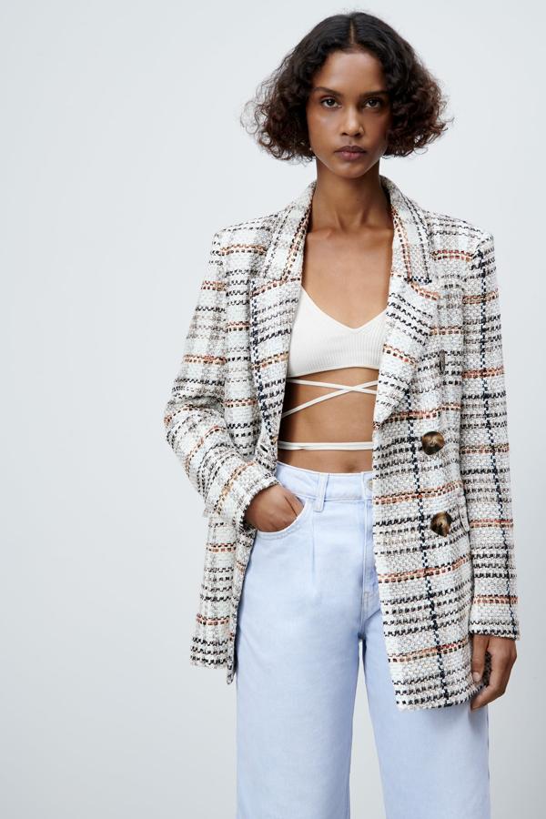 Chaqueta larga estilo americana en tweed con estampado de cuadros de Zara (59,99 euros)