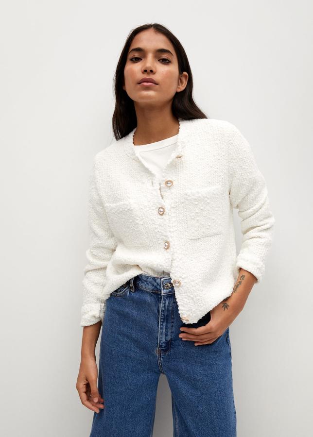 Chaqueta corta de color blanco con botones en forma de perla de Mango (39,99 euros)