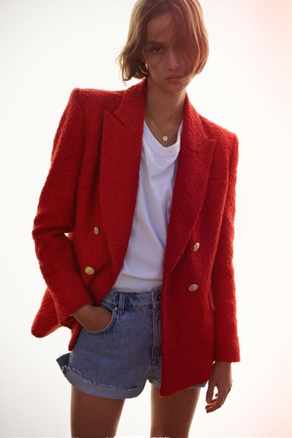 Chaqueta estilo americana en color rojo con doble botonadura de la nueva colección de Zara (59,99 euros)