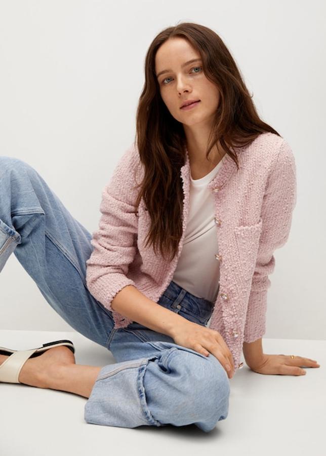Chaqueta corta en tweed de color rosa con botones "perla" de Mango (39,99 euros)