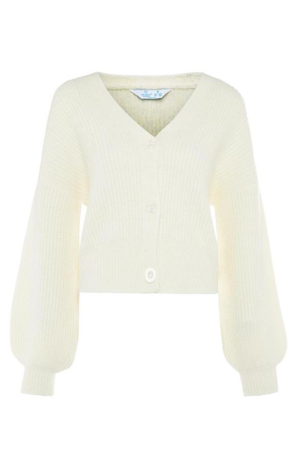 Esta chaqueta de punto blanco roto con detalle de mangas con volumen será tu mejor aliada para los looks de entretiempo y primavera, porque combina con todo. Precio: 16 euros en Primark.