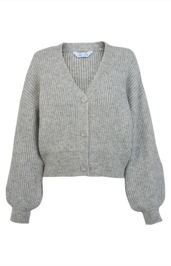 Las mangas marcan la diferencia en esta chaqueta de punto ligero en color gris de Primark (17 euros).